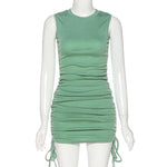 Schlankes Faltenkleid mit Rundhalsausschnitt