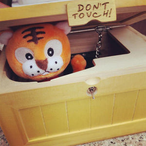 Lustiger Tiger in einer Box